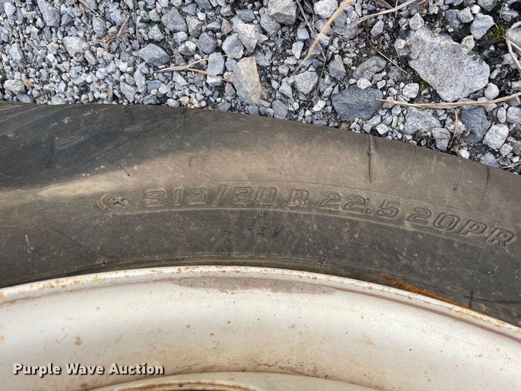 image for item IX9718 2018 Mack LR633  refuse truck