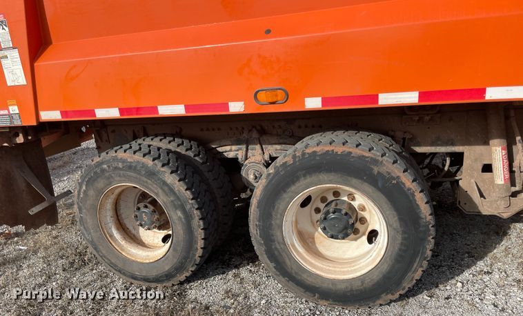 image for item IX9718 2018 Mack LR633  refuse truck