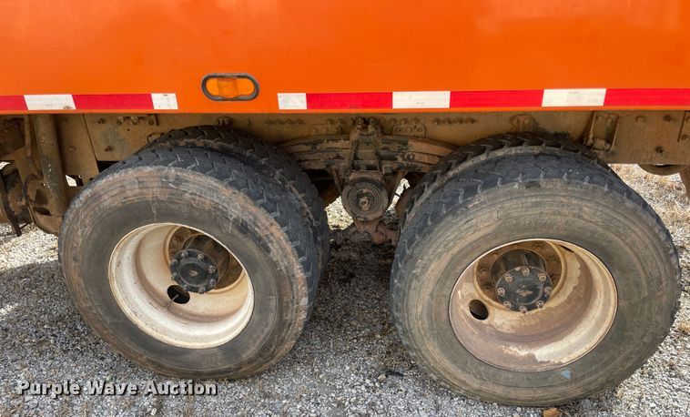 image for item IX9718 2018 Mack LR633  refuse truck