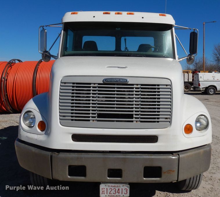 image for item JE9619 2003 Freightliner FL112  semi truck