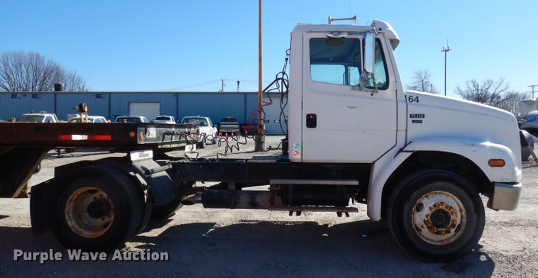 image for item JE9619 2003 Freightliner FL112  semi truck