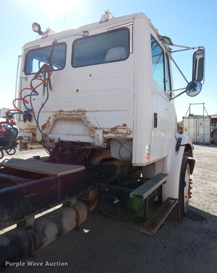 image for item JE9619 2003 Freightliner FL112  semi truck