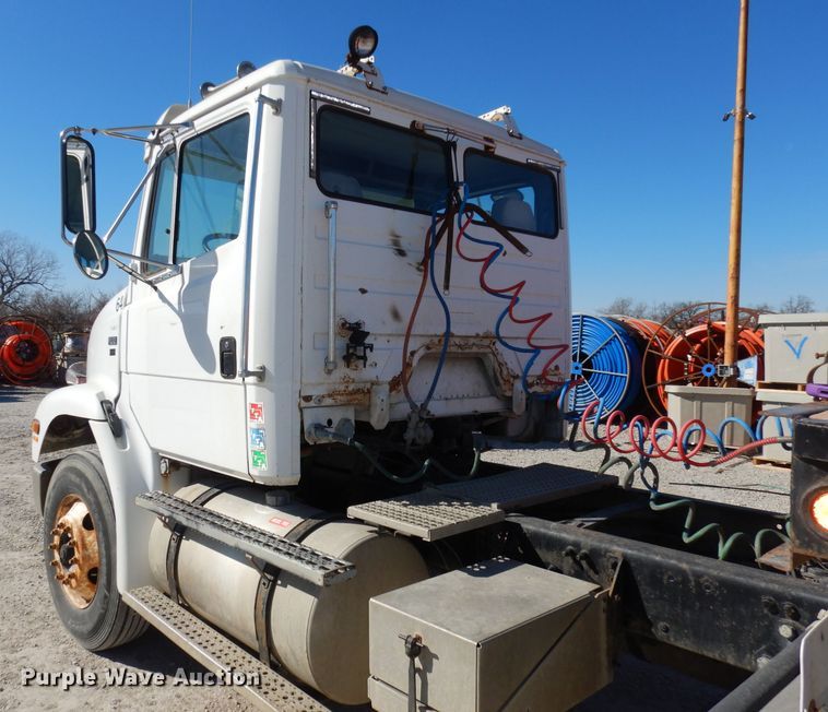 image for item JE9619 2003 Freightliner FL112  semi truck