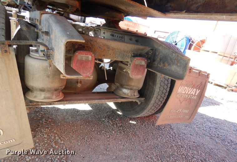 image for item JE9619 2003 Freightliner FL112  semi truck