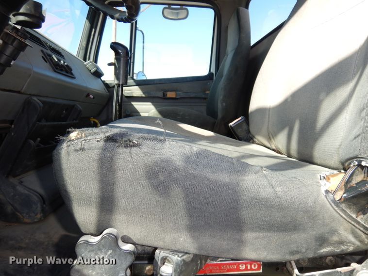 image for item JE9619 2003 Freightliner FL112  semi truck