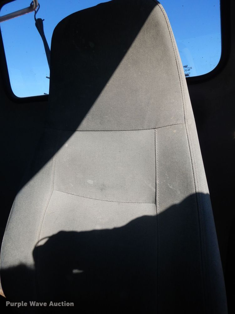 image for item JE9619 2003 Freightliner FL112  semi truck