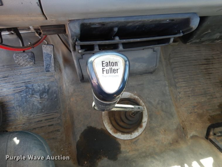 image for item JE9619 2003 Freightliner FL112  semi truck