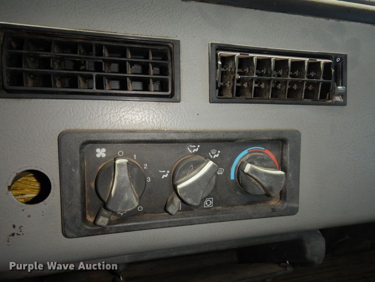 image for item JE9619 2003 Freightliner FL112  semi truck