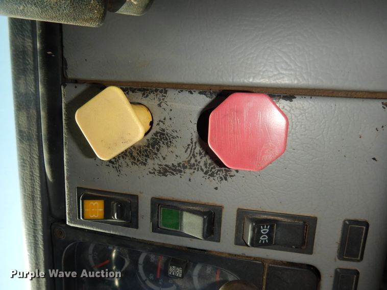 image for item JE9619 2003 Freightliner FL112  semi truck