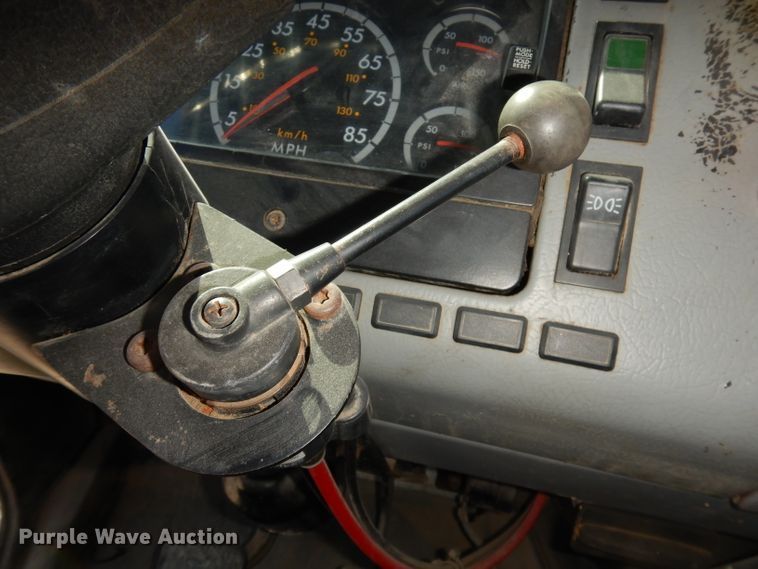 image for item JE9619 2003 Freightliner FL112  semi truck