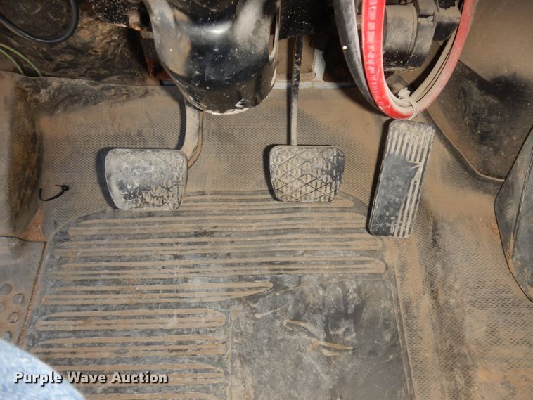 image for item JE9619 2003 Freightliner FL112  semi truck