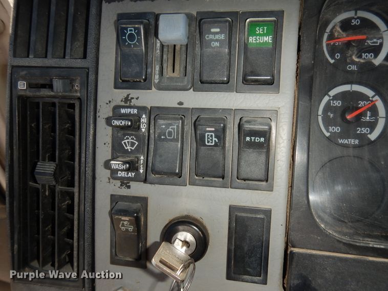 image for item JE9619 2003 Freightliner FL112  semi truck