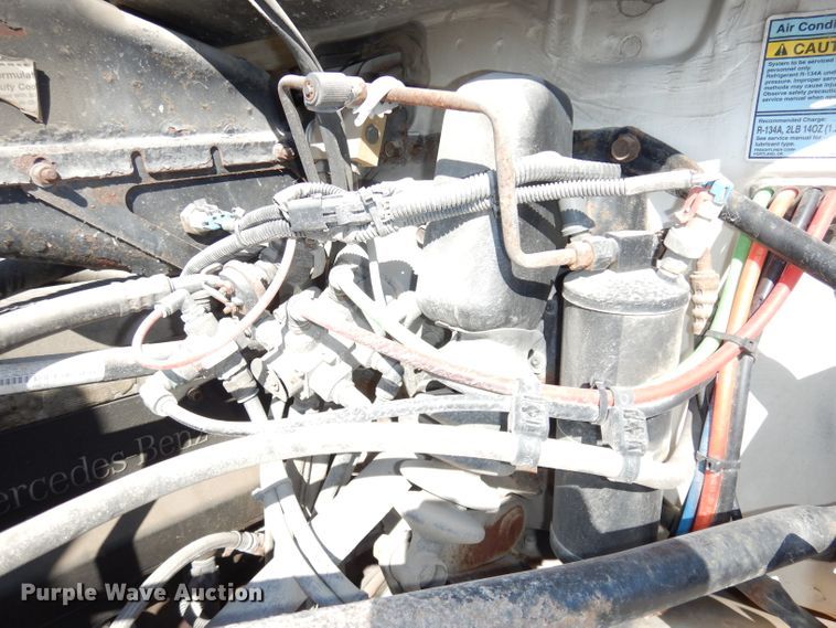 image for item JE9619 2003 Freightliner FL112  semi truck