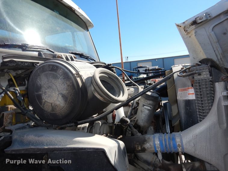 image for item JE9619 2003 Freightliner FL112  semi truck