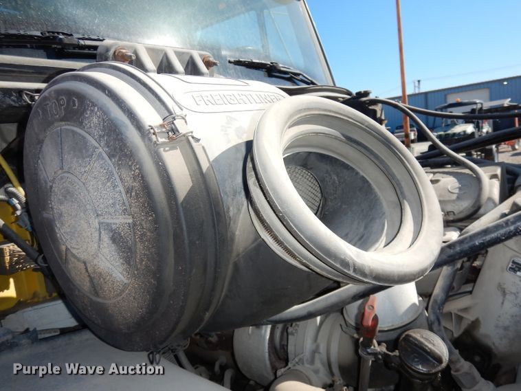 image for item JE9619 2003 Freightliner FL112  semi truck