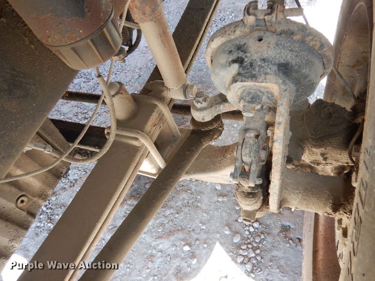 image for item JE9619 2003 Freightliner FL112  semi truck