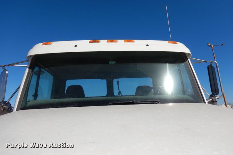 image for item JE9619 2003 Freightliner FL112  semi truck