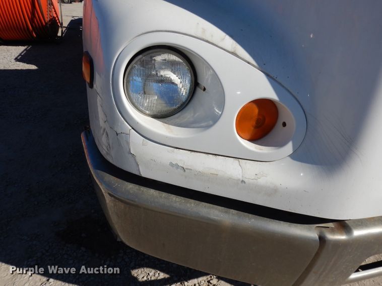 image for item JE9619 2003 Freightliner FL112  semi truck