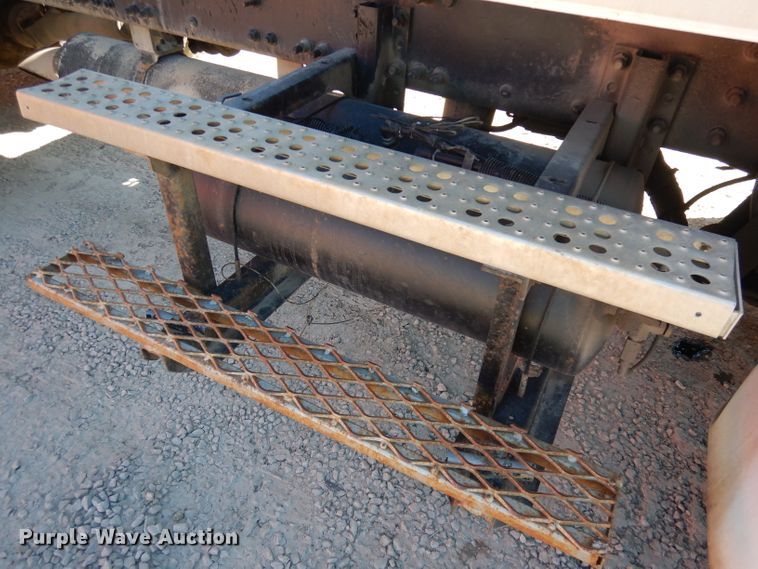 image for item JE9619 2003 Freightliner FL112  semi truck