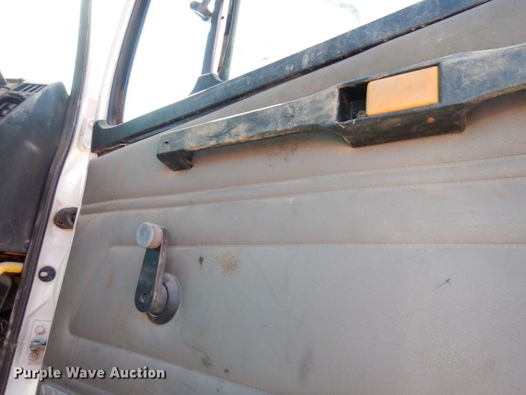 image for item JE9619 2003 Freightliner FL112  semi truck