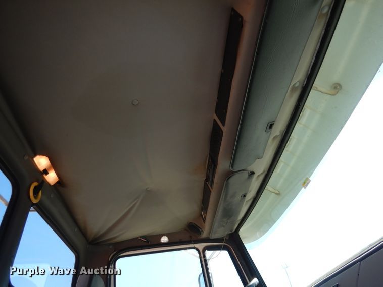 image for item JE9619 2003 Freightliner FL112  semi truck