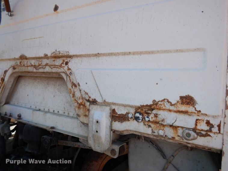 image for item JE9619 2003 Freightliner FL112  semi truck