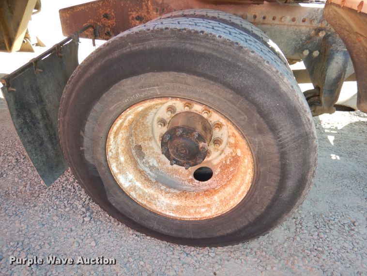 image for item JE9619 2003 Freightliner FL112  semi truck