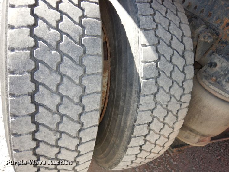 image for item JE9619 2003 Freightliner FL112  semi truck