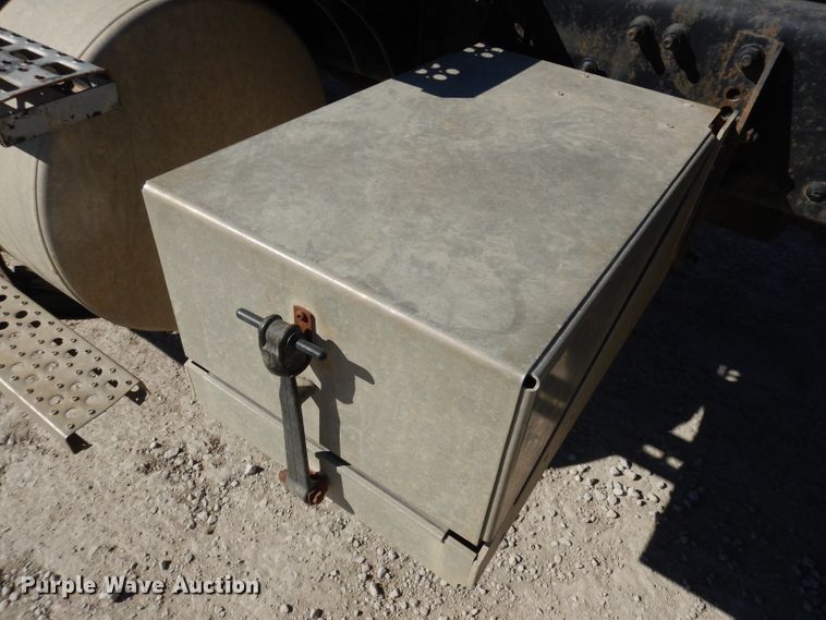 image for item JE9619 2003 Freightliner FL112  semi truck