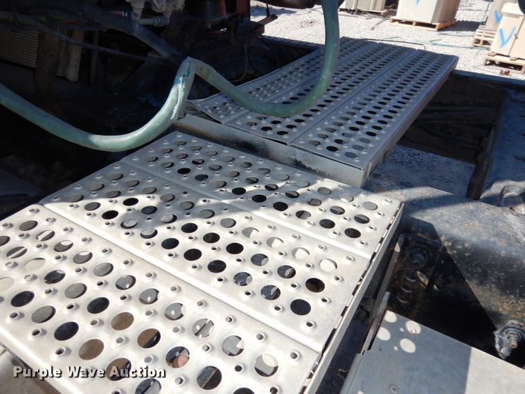 image for item JE9619 2003 Freightliner FL112  semi truck