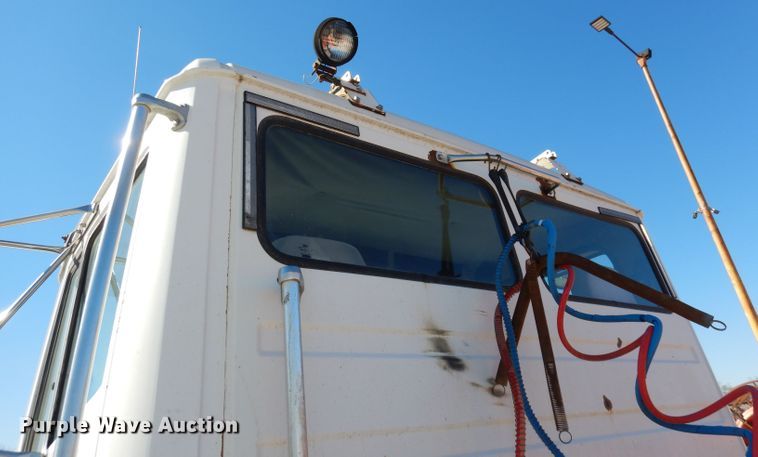 image for item JE9619 2003 Freightliner FL112  semi truck