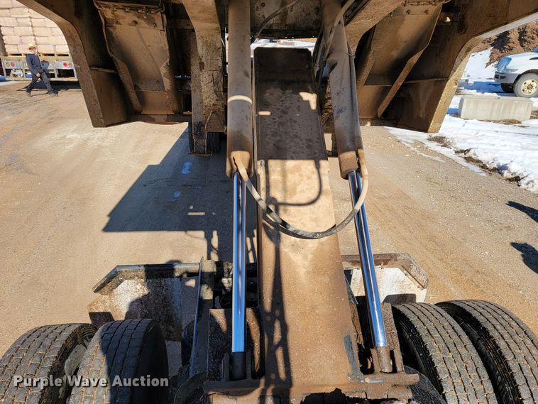 image for item JP9032 1994 Landoll 317A  drop deck equipment trailer