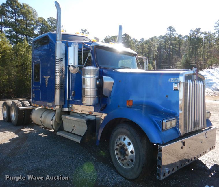 image for item JS9723 2007 Kenworth W900  semi truck