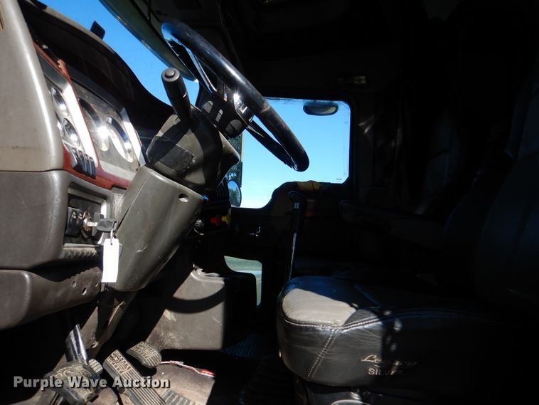 image for item JS9723 2007 Kenworth W900  semi truck