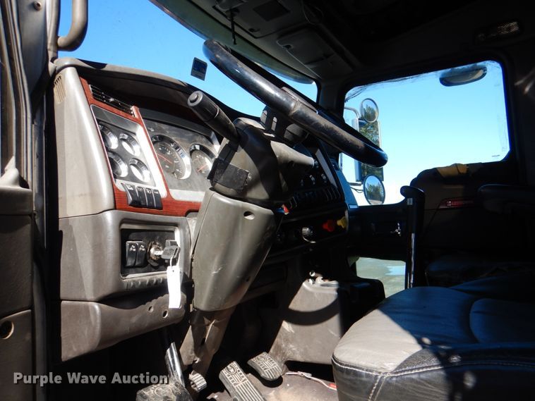 image for item JS9723 2007 Kenworth W900  semi truck