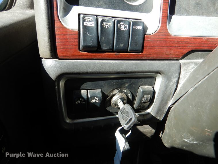 image for item JS9723 2007 Kenworth W900  semi truck