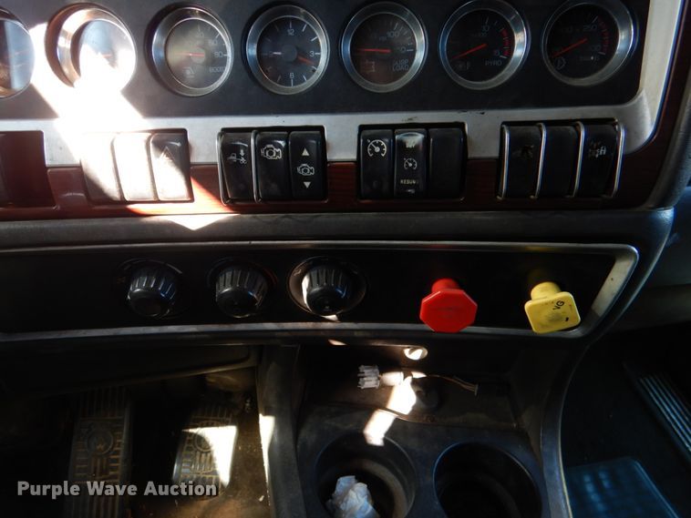 image for item JS9723 2007 Kenworth W900  semi truck