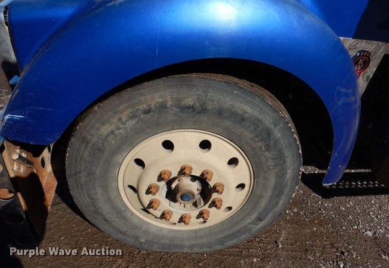 image for item JS9723 2007 Kenworth W900  semi truck