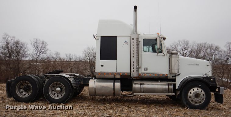 image for item KG9984 2004 Western Star 4900FA  semi truck