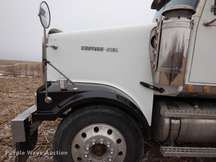 image for item KG9984 2004 Western Star 4900FA  semi truck