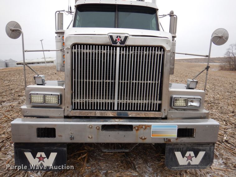 image for item KG9984 2004 Western Star 4900FA  semi truck