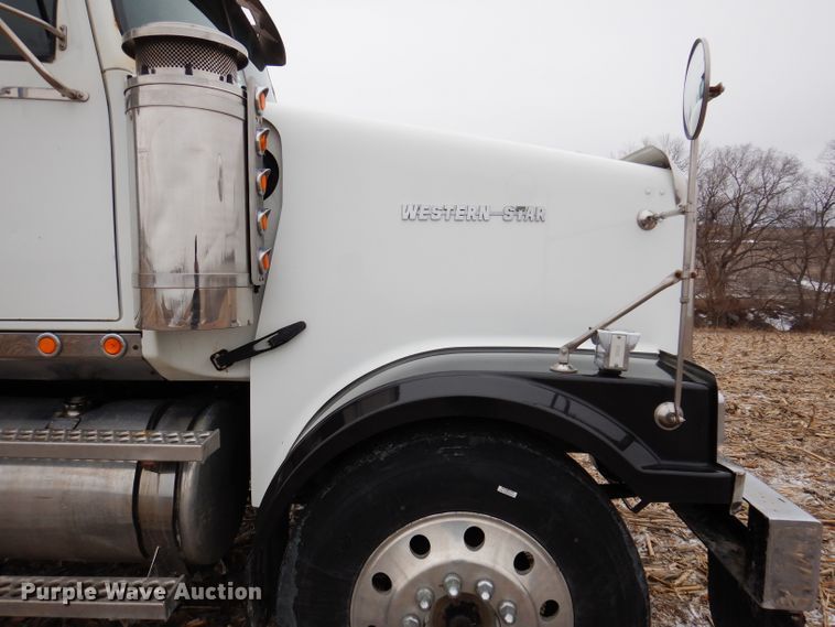 image for item KG9984 2004 Western Star 4900FA  semi truck