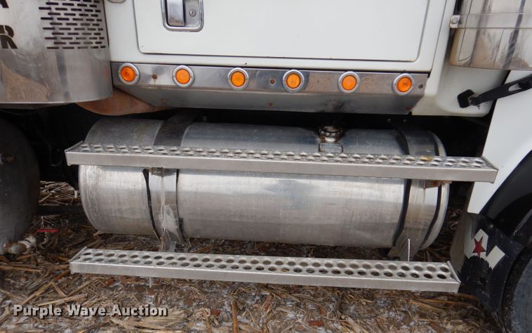 image for item KG9984 2004 Western Star 4900FA  semi truck