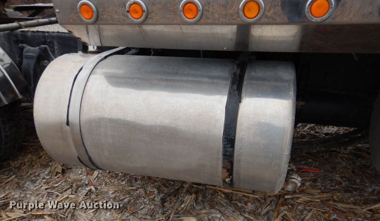 image for item KG9984 2004 Western Star 4900FA  semi truck