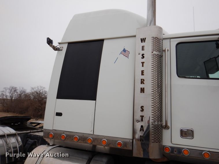 image for item KG9984 2004 Western Star 4900FA  semi truck