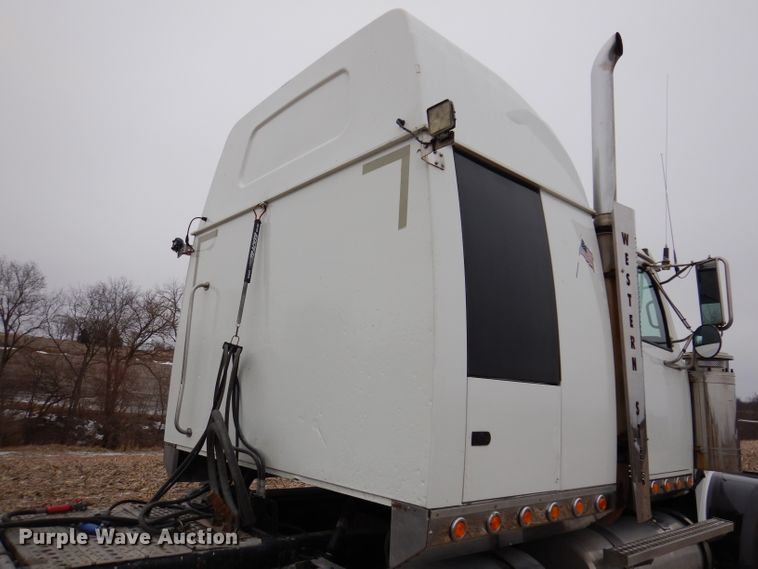 image for item KG9984 2004 Western Star 4900FA  semi truck