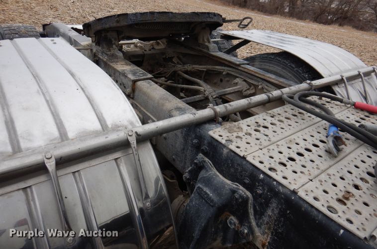 image for item KG9984 2004 Western Star 4900FA  semi truck