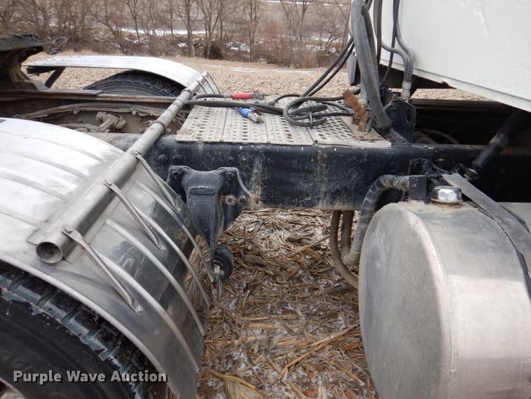 image for item KG9984 2004 Western Star 4900FA  semi truck