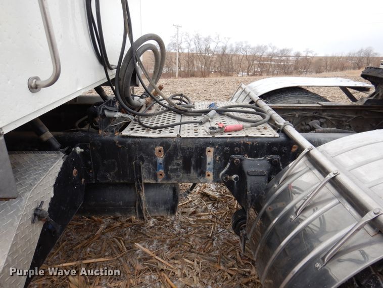 image for item KG9984 2004 Western Star 4900FA  semi truck