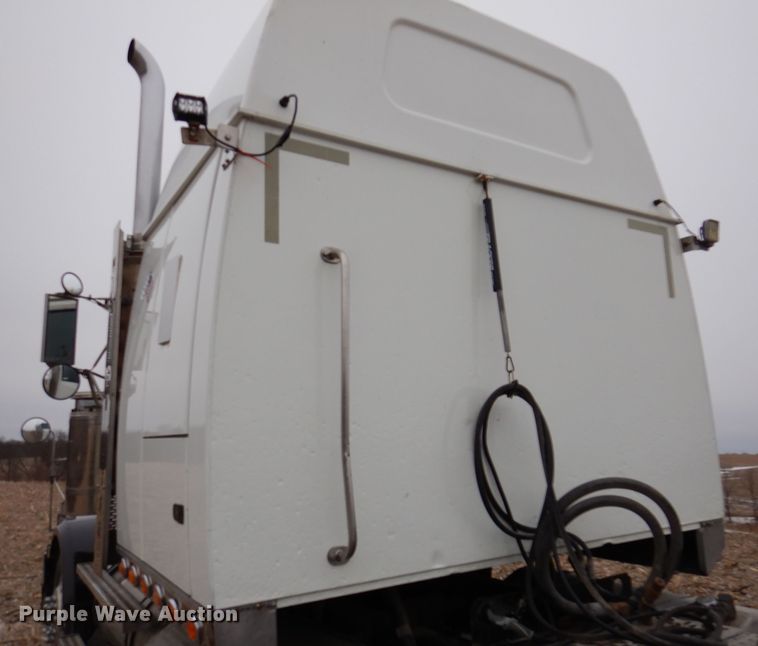 image for item KG9984 2004 Western Star 4900FA  semi truck